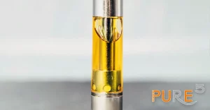 quality hydrocarbon cannabis extract in a vial representing the comparison between the 2 extracts of hydrocarbon and r-134a aerosol